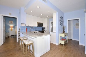 Réfrigérateur, four, plaque de cuisson, cafetière/bouilloire