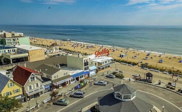 Un pueblo costero con una playa, un edificio destacado llamado 'Dolley' y una combinación de edificios comerciales y residenciales.