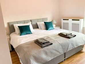 8 chambres, fer et planche à repasser, Wi-Fi, draps fournis