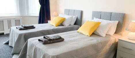 8 عدّة غرف نوم ومكواة/لوح كي وواي فاي وملاءات أسرّة