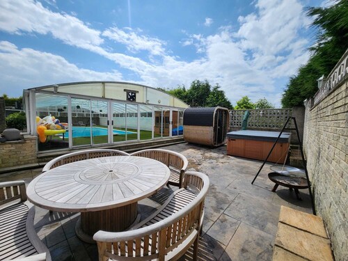 RentMySpaHome with Swimming Pool, Hottub and Sauna