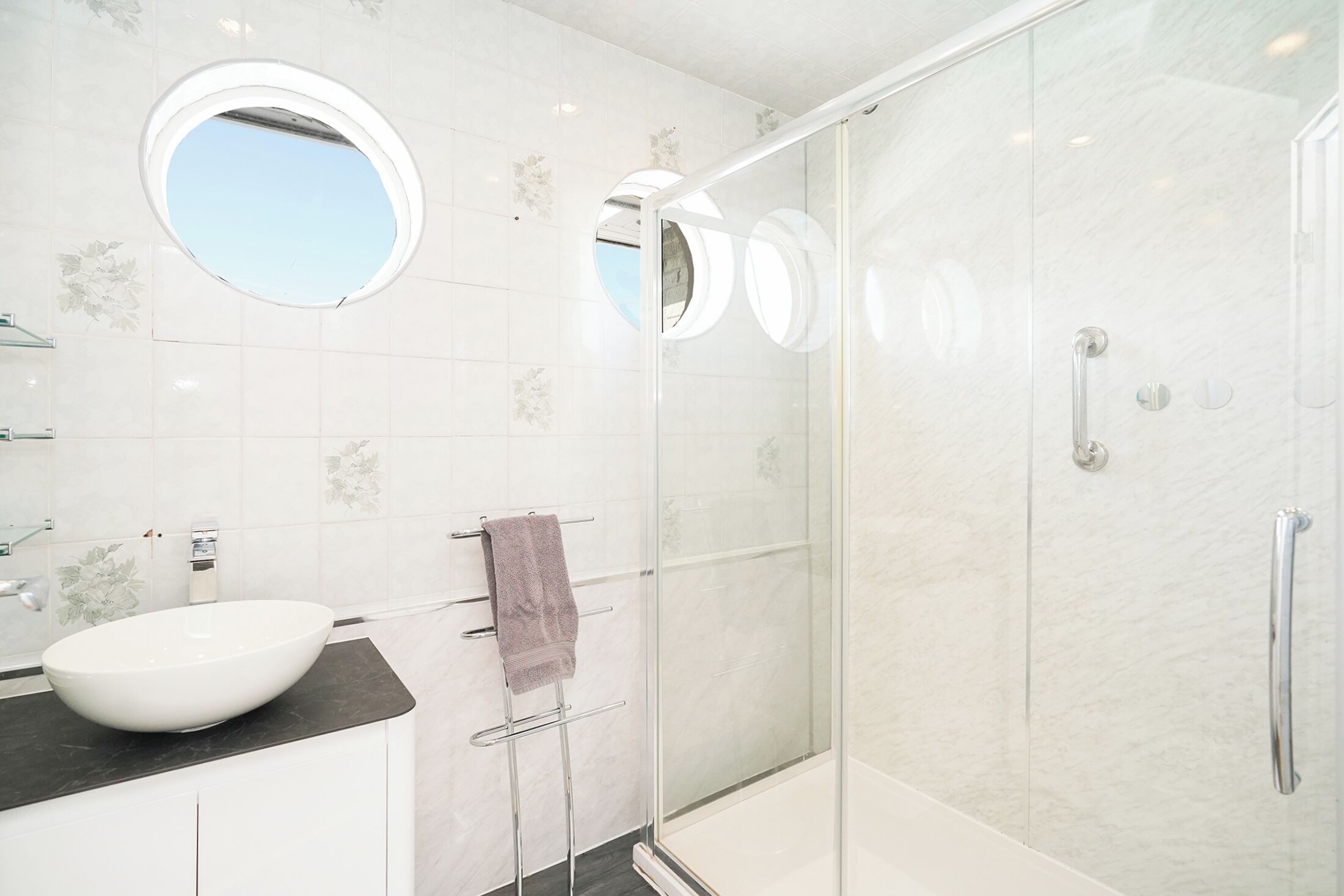Douche, articles de toilette gratuits, sèche-cheveux