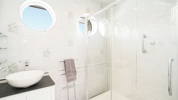 Douche, articles de toilette gratuits, sèche-cheveux