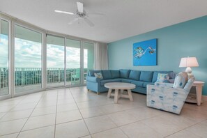 Smart-TV, DVD-Player, Tischtennisplatte, Bücher