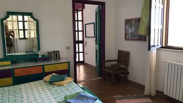 1 bedroom, bed sheets