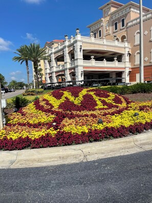 Property grounds - Two bedroom deluxe condo - onsite water park & amenities - near theme parks (Orlando)