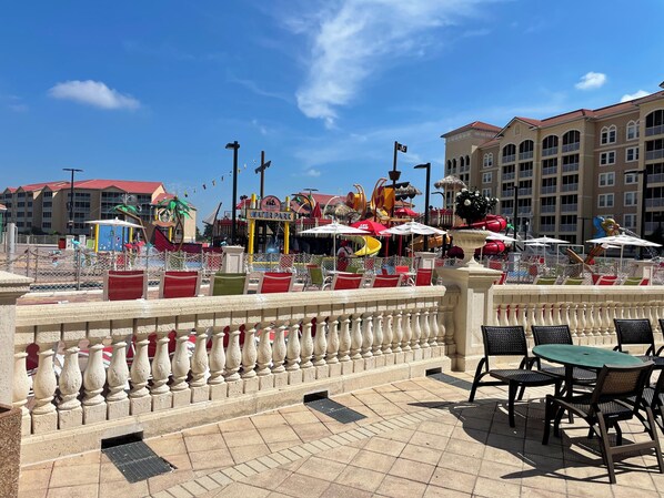 Outdoor dining - Two bedroom deluxe condo - onsite water park & amenities - near theme parks (Orlando)