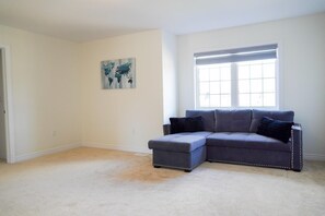 Smart TV, fireplace, ping pong, stereo