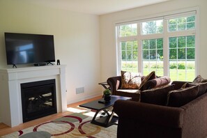 Smart TV, fireplace, ping pong, stereo