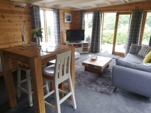 TV, stereo - Peaceful Cabin in Skegby -Sleeps2- Firer Pit (Sutton-in-Ashfield)