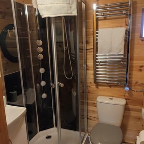 Douche, sèche-cheveux, serviettes fournies