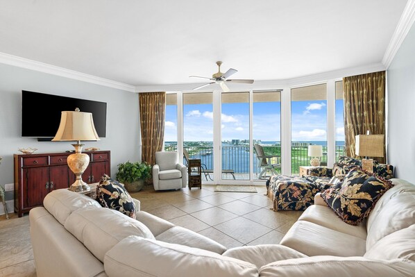 Una Smart TV, un reproductor de DVD, una mesa de tenis de mesa