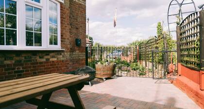 1 Bed, Sleeps 3, Free Parking, Pets Allowed