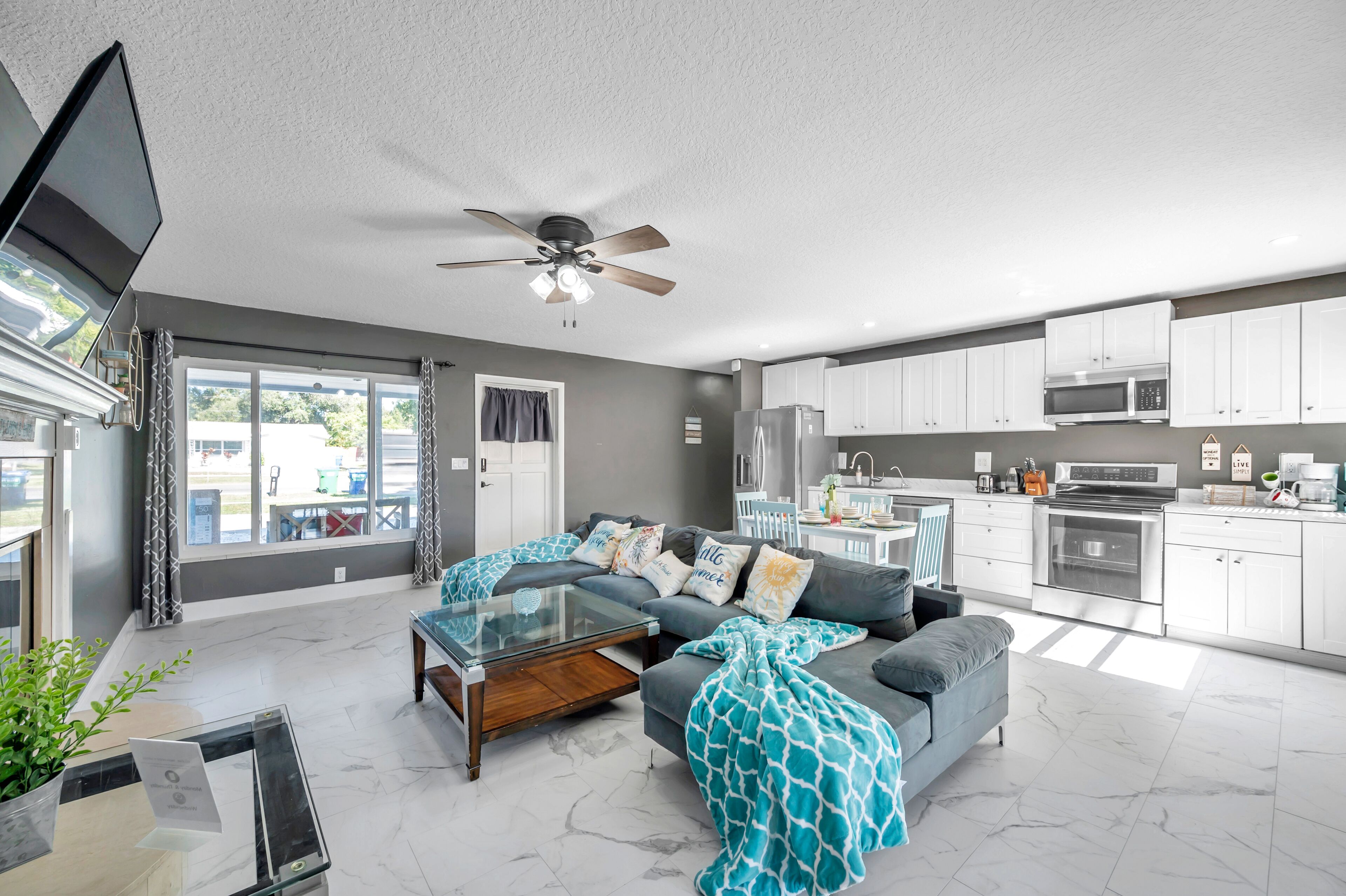 Jääkaappi, mikroaaltouuni, uuni, liesi