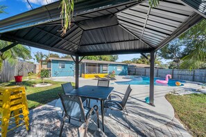 Outdoor dining - Lovely Private Heated Pool Home (Clearwater)