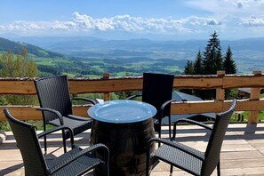 Outdoor dining - Chalet 'Bergspektive - Haus Alpenspa' with Mountain View and Wine barrel bath (St. Stefan)