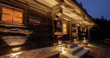 Chalet 'Bergspektive - Haus Alpenspa' con vistas a la montaña y bañera con barril de vino