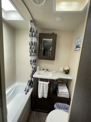 Bathtub, hair dryer, towels, soap - Delightful Camper/RV (Miami)