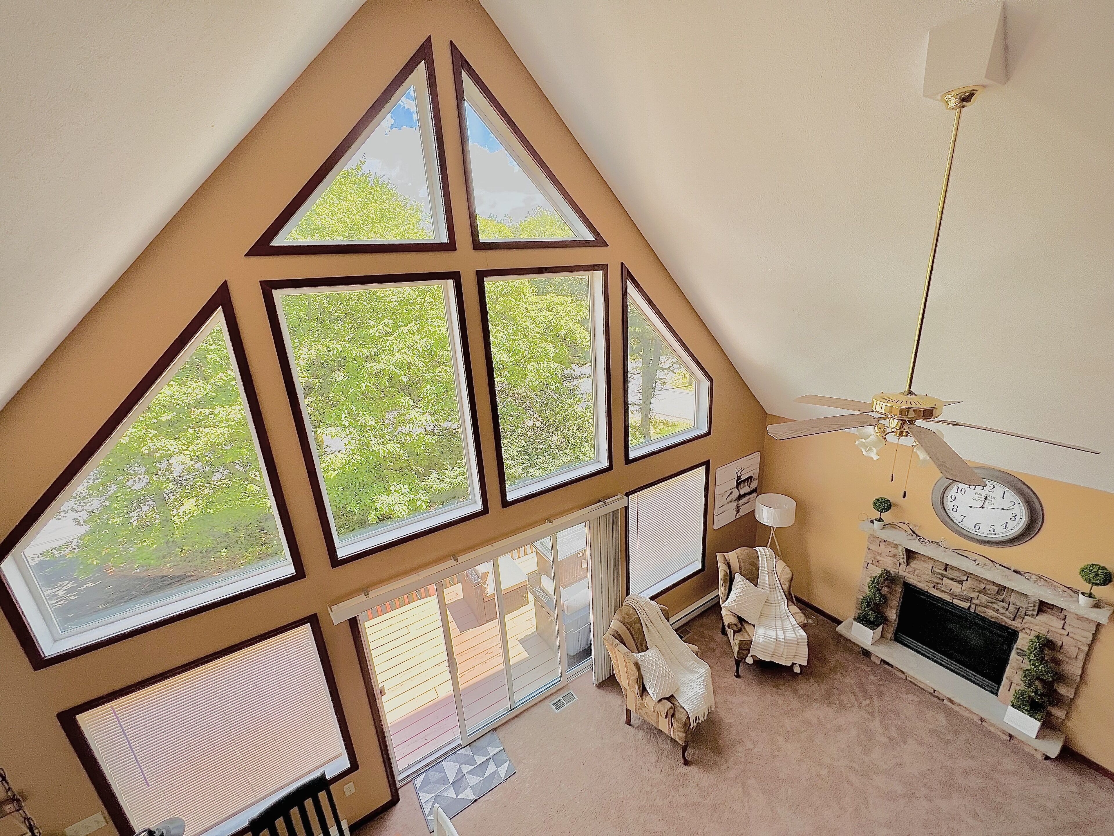 Smart TV, chimenea, futbolito y libros 