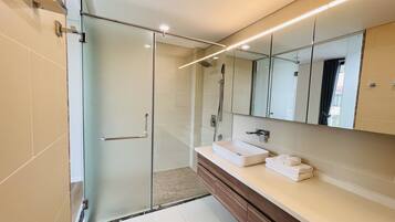 Combined shower/tub