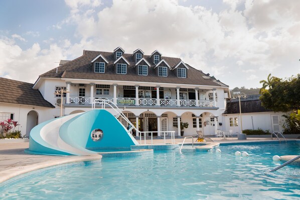 Outdoor pool - BeachFront Loft in Ocho Rios with Bfast on compound (Ocho Rios)