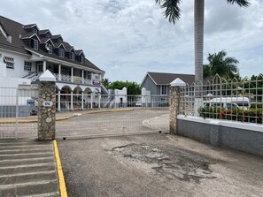 Exterior - BeachFront Loft in Ocho Rios with Bfast on compound (Ocho Rios)