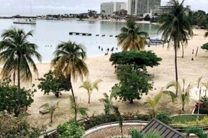 Beach - BeachFront Loft in Ocho Rios with Bfast on compound (Ocho Rios)