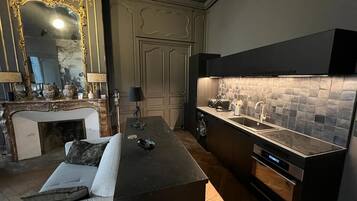 Wasserkocher mit Kaffee-/Teezubehör, Kühlschrank, Ofen, Herdplatte
