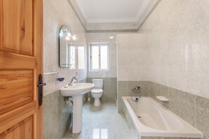 Ensemble baignoire-douche, séchoir à cheveux, serviettes fournies