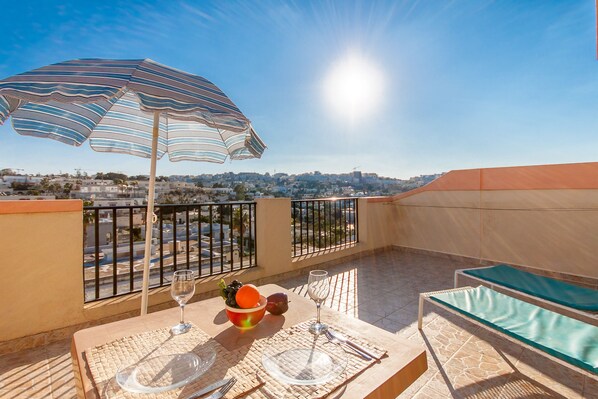 Outdoor dining - Sunny pool and terrace - Merill nb6, Mellieha, Malta (Mellieha)