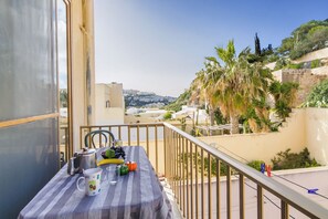 Outdoor dining - Sunny pool and terrace - Merill nb5, Mellieha, Malta (Mellieha)