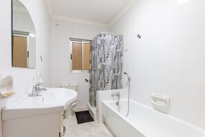 Combined shower/tub, hair dryer, towels