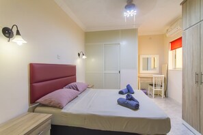 1 dormitorio, tabla de planchar con plancha, wifi gratis y ropa de cama