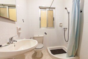 Duschwanne, Haartrockner, Handtücher