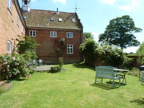 Outdoor dining - Stables cottage - fully accessible with you in mind (Norwich)