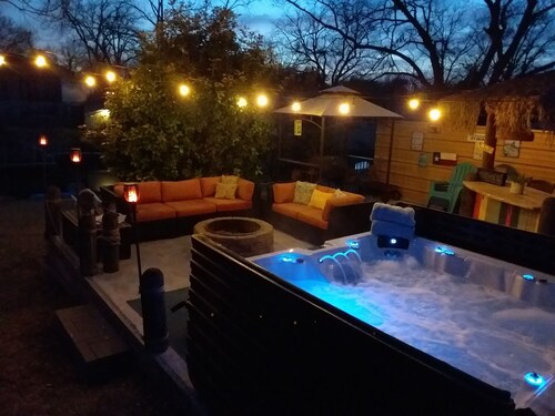 WATERFRONT! PET FRIENDLY/ LAKE LBJ / POOL & HOT TUB/PWC RENTALS