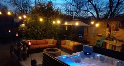 WATERFRONT! PET FRIENDLY/ LAKE LBJ / POOL & HOT TUB/PWC RENTALS