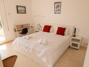 4 bedrooms, iron/ironing board, Internet, bed sheets