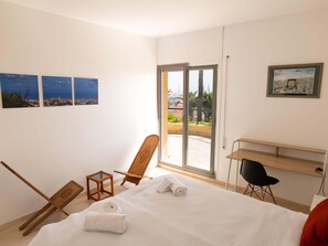 4 bedrooms, iron/ironing board, Internet, bed sheets