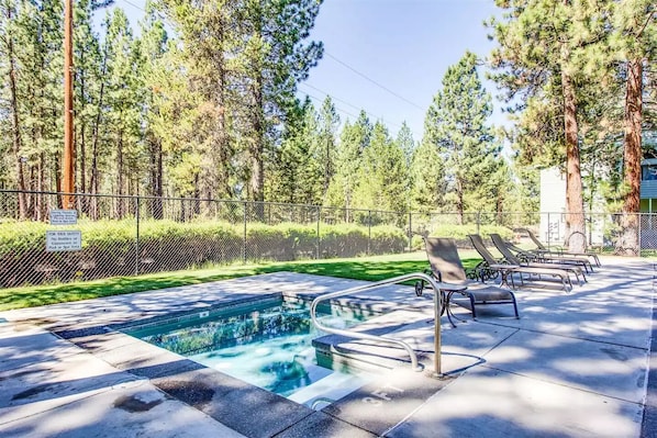 A pool area with lounge chairs and a sign indicating no bottles or glassware in the pool or spa area. - **NEWLY RENOVATED**Basecamp for Outdoor Adventures w/ BBQ, Shared Hot Tub & Pool (Sunriver)