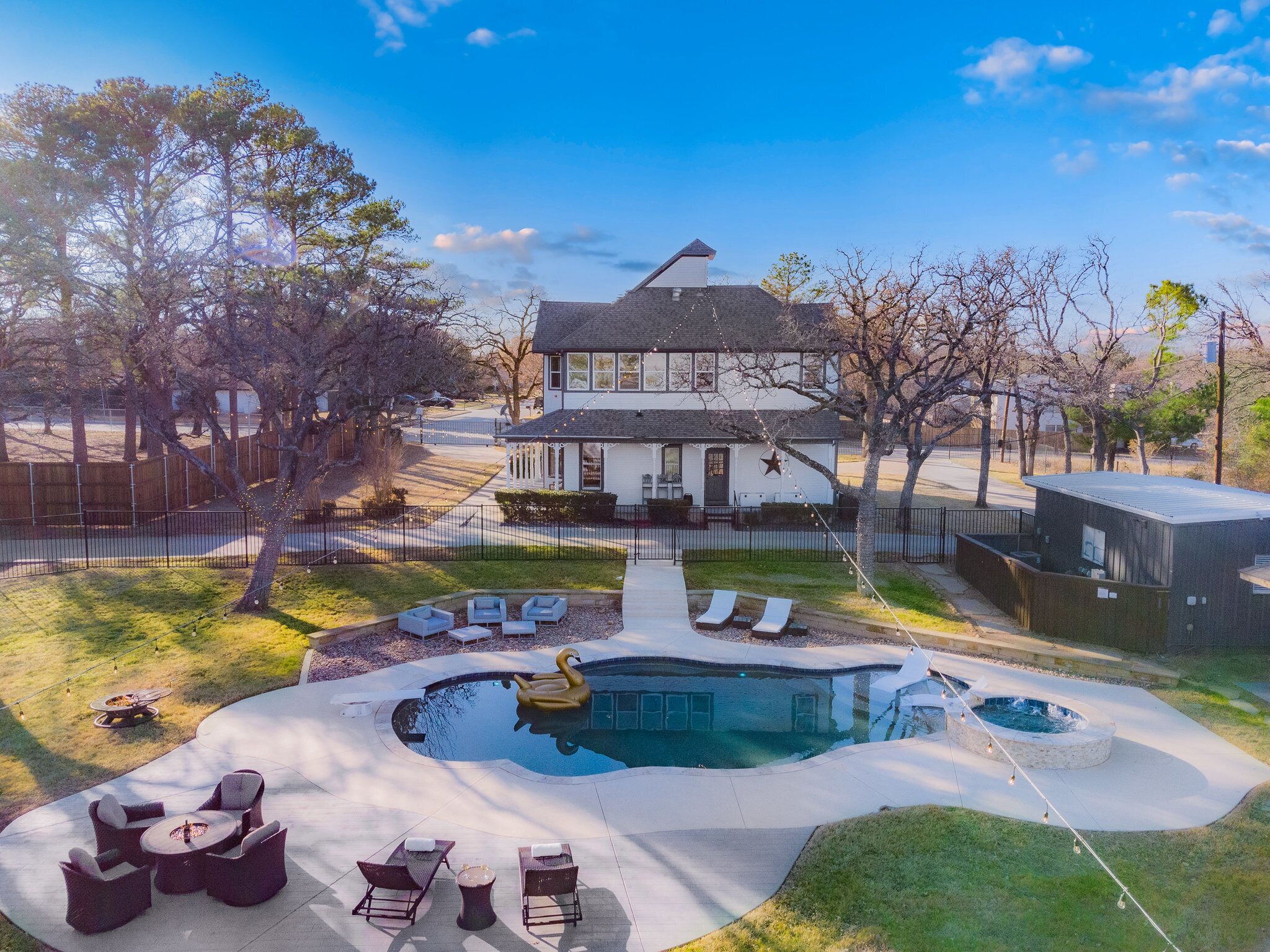 HERITAGE HOUSE- HUGE POOL-ROOFTOP-PICKLE-BALL COURT-ARCADE-HOT-TUB
