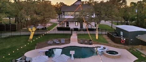 Utomhuspool och pool på takterrassen