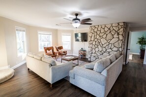 Smart TV, chimenea, futbolito y tenis de mesa 