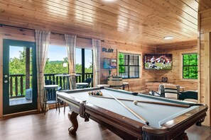 Game room - Renovated Cabin. Hot tub, Arcade, Pool Table, Shuffle Board, Dollywood, Parking  (Sevierville)