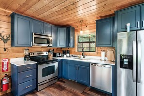Fridge, microwave, oven, stovetop - Renovated Cabin. Hot tub, Arcade, Pool Table, Shuffle Board, Dollywood, Parking  (Sevierville)