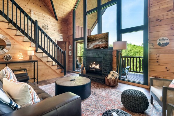 Smart TV, fireplace, video games - Renovated Cabin. Hot tub, Arcade, Pool Table, Shuffle Board, Dollywood, Parking  (Sevierville)