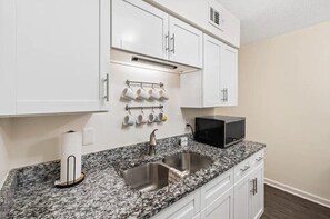 Private kitchen - Tranquility @ Midtown With King suite (Memphis)