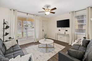 Smart TV - Tranquility @ Midtown With King suite (Memphis)