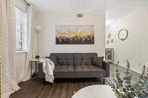 Smart TV - Tranquility @ Midtown With King suite (Memphis)