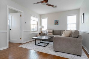 Smart TV, books - Spacious Mid Century Home by the Plaza District (Oklahoma City)